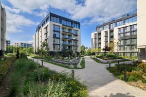 une image d'un complexe d'appartements avec des bâtiments dans l'établissement Marine Deluxe Apartment, à Saints Constantine et Helena