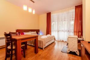 una habitación con una cama y una mesa y una cama y un dormitorio en Studio by Mountain Lakes, en Ezerovo 18 fotos más