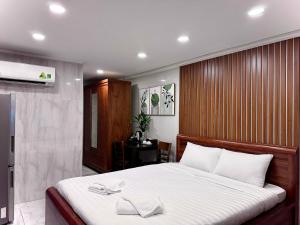 1 dormitorio con 1 cama grande y cabecero de madera en Best Studio Room Near Ben Thanh Market, en Ho Chi Minh