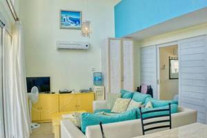 Saint AmvrosiosにあるJoya Cyprus Sapphire Garden Apartmentのリビングルーム(白いソファ、青い椅子付)