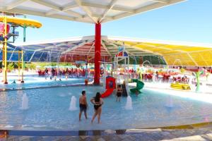 a group of people playing in a water park at Spazzio diRoma com acesso ao Acqua Park - Gualberto in Caldas Novas