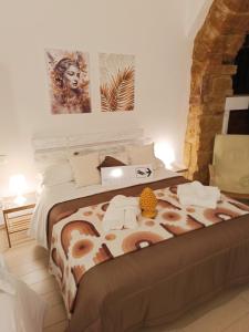 een slaapkamer met een groot bed en een deken met donuts erop bij MEITHRAS Holiday Homes in Agrigento