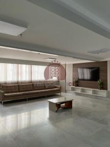 uma sala de estar com um sofá e uma mesa em Spazzio diRoma com acesso ao Acqua Park - Gualberto em Caldas Novas