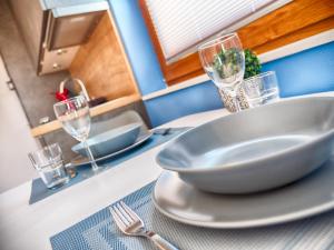 a plate on a counter with a sink and glasses at City-Apparte Exklusiv - direkt am Antonius-Hospital - Stilvoll wohnen im Herzen von Gronau in Gronau +69 photos