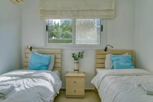 מיטה או מיטות בחדר ב-Joya Cyp Strawberry Garden Apartment