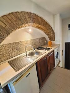 cocina con fregadero y fogones en MEITHRAS Holiday Homes, en Agrigento