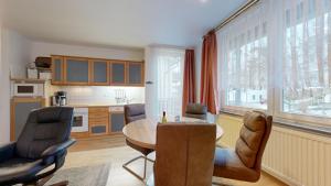 a kitchen and dining room with a table and chairs at strandnahe FeWo mit Schwimmbad im Haus, a cappella 63, Binz in Binz