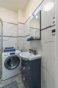La salle de bains est pourvue d'un lave-linge et d'un lavabo. dans l'établissement Castle Charm Apartment/ AC, à Budapest