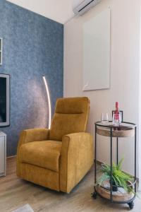 - un salon avec une chaise et une table dans l'établissement Castle Charm Apartment/ AC, à Budapest
