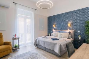 - une chambre dotée d'un lit avec un mur bleu dans l'établissement Castle Charm Apartment/ AC, à Budapest