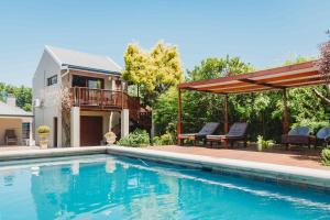 - une piscine en face d'une maison dans l'établissement Atello Guesthouse, à George