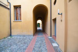 une ruelle avec une arche dans un bâtiment dans l'établissement Welcome to Bulåggna, à Bologne