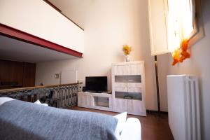 Cette chambre dispose d'un lit et d'une télévision sur une étagère. dans l'établissement Welcome to Bulåggna, à Bologne