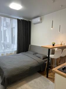 een slaapkamer met een bed, een bureau en een tafel bij CUBE House in Kiev