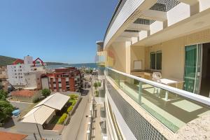 balcón con vistas a la ciudad en Cobertura com vista mar e excelente localização, en Bombinhas