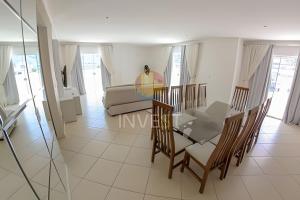 sala de estar con mesa, sillas y sofá en Cobertura com vista mar e excelente localização, en Bombinhas