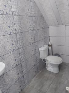 uma casa de banho com um WC e um lavatório em Cobertura na praia da Ribeira, temporada de carnaval de 09 a 14/02 em Angra dos Reis