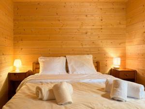 1 dormitorio con 1 cama con toallas en Chalet Marolly - Evolène, en Evolène