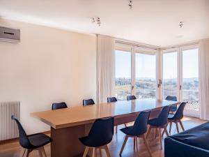einen Konferenzraum mit einem großen Tisch und Stühlen in der Unterkunft Spectacular villa with gym in Banyoles