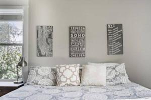 Postel nebo postele na pokoji v ubytování 1-Story Family Home with Fenced Yard, Grill, Parking, Sleeps 10, 5 Mins to Five Points & Nissan Stadium, Smart TVs, Pet-Friendly Yard, Patio for BBQs, Ideal Nashville Getaway for Families, 24 Hr Hospitality