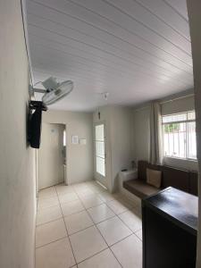 - un salon avec un ventilateur de plafond et un canapé dans l'établissement POUSADA OASIS DE MINAS, à Carmo do Rio Claro