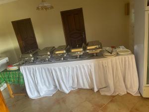 uma mesa com placas e panelas por cima em 7 Days Hotel em Entebbe