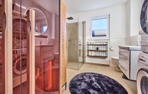 Un baño con ducha de cristal y un inodoro. en Chalet Bellevue, en Winterberg 2 fotos más