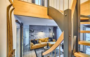 Una sala de estar con un sofá amarillo y escaleras. en Chalet Bellevue, en Winterberg