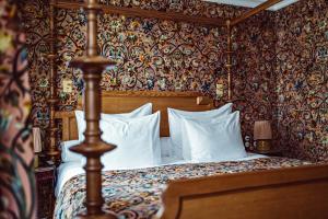 1 dormitorio con 1 cama con almohadas blancas en Hôtel Eldorado Paris en París
