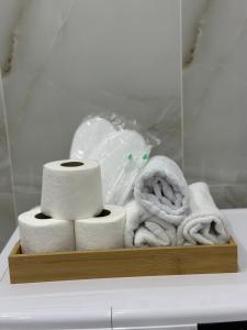 uma pilha de toalhas numa prateleira na casa de banho em Абсолютно новая евродвушка в ЖК Комфортсити em Almaty