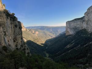 - une vue sur une vallée entre deux montagnes dans l'établissement L'OlivierBlanc, à Vendémian