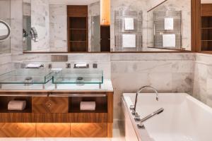 Et badeværelse på Falkensteiner Schlosshotel Velden – The Leading Hotels of the World