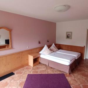 拉策堡的住宿－姆勒法赫納爾酒店，一间卧室配有一张大床和镜子