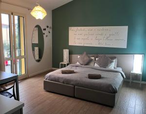 ピサにあるVele Storiche Pisaneのベッドルーム1室(壁に看板付)