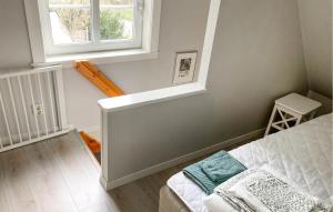 Lovely Home In Munka-ljungby With Wifi في Munka-Ljungby: غرفة نوم صغيرة بها سرير ونافذة