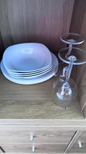 einen Stapel Teller und Geschirr auf einem Tisch in der Unterkunft Heatherbrae Guest House in Kyle of Lochalsh