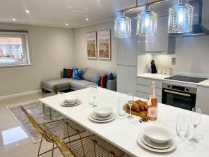 Η κουζίνα ή μικρή κουζίνα στο Stylish Urban Escape Cardiff Bay Free Parking +23 φωτογραφίες