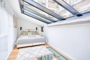 ein Schlafzimmer mit einem Bett und einem Glasboden in der Unterkunft Loft proche Montparnasse in Paris