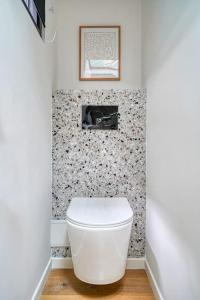 ein Bad mit einem weißen WC in einem Zimmer in der Unterkunft Loft proche Montparnasse in Paris
