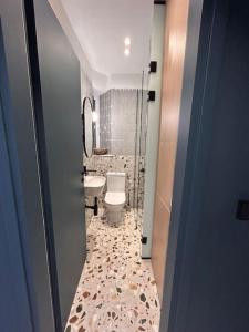 een badkamer met een toilet en een wastafel bij O live Athens in Athene