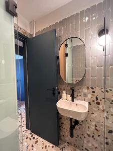 een badkamer met een wastafel en een spiegel bij O live Athens in Athene