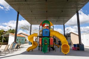 um parque infantil com um escorrega num pavilhão em Pousada Pequena Tiradentes em Tiradentes