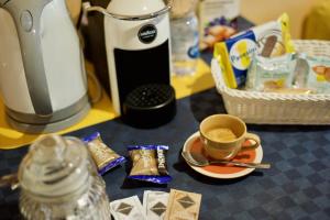 eine Theke mit einer Tasse Kaffee auf einem Teller in der Unterkunft Casa Vacanze La Torre in Orio al Serio