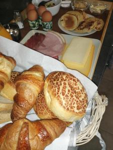 DohanにあるB&B Le Courtilのパンとペストリーの束