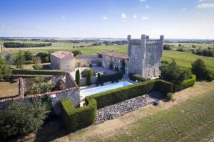 una vista aérea de un castillo en un campo en Aux 4 Cornes - Chambre d'hôtes en Longeves