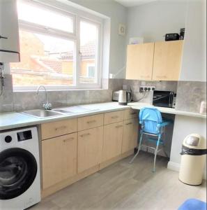 uma cozinha com um lavatório e uma máquina de lavar roupa em Convenient 2 bedroom House in Darlington em Darlington