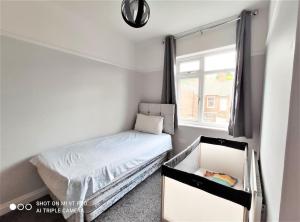 um pequeno quarto com uma cama e uma janela em Convenient 2 bedroom House in Darlington em Darlington