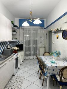 kuchnia ze stołem i jadalnią w obiekcie Bella Mbriana w mieście Castellammare di Stabia