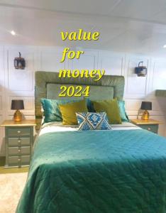 un dormitorio con una cama con un cartel de buena relación calidad precio en JASMINE CORAL JAY Boutique Boatel Ocean Village, en Gibraltar