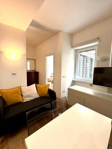 un soggiorno con divano e finestra di Matilda Guest House EUR 4 posti letto a Roma